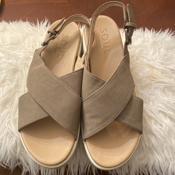 Tan-light brownish Naturalizer sandals. - Picture 6 of 7